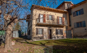 IL BORGO: COMPLESSO CON 3 APPARTAMENTI E TERRENI in località Montione, nella zona splendida vicino al Borgo La Scola._1