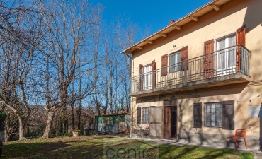 IL BORGO: COMPLESSO CON 3 APPARTAMENTI E TERRENI in località Montione, nella zona splendida vicino al Borgo La Scola._2
